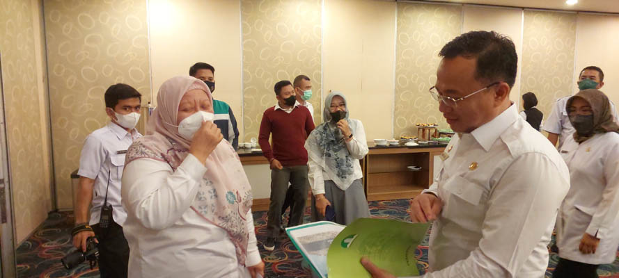 Sekretaris Daerah dan Kepala Bappelitbangda Sekretaris Daerah dan Kepala Bappelitbangda